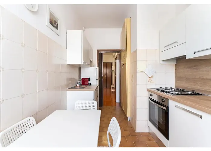 Tina's House - Bright And Near Metro C רומא