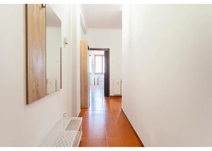 Tina's House - Bright And Near Metro C * רומא